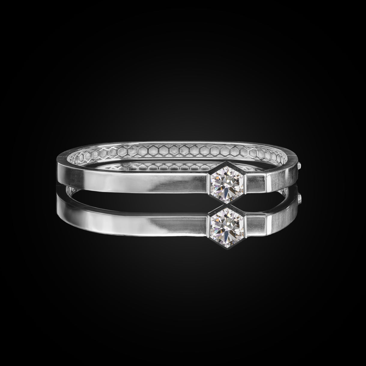 Be You Bangle in Surge White Gold – side view of bold 750 gold form, individually handcrafted to order by Naude Bourn. Sustainable gold jewelry, ethical jewelry, handcrafted artisan jewelry, fine jewelry, high-end jewelry, and ethical luxury. A standout piece from sustainable jewelry brands and a unique jewelry gift in white gold.